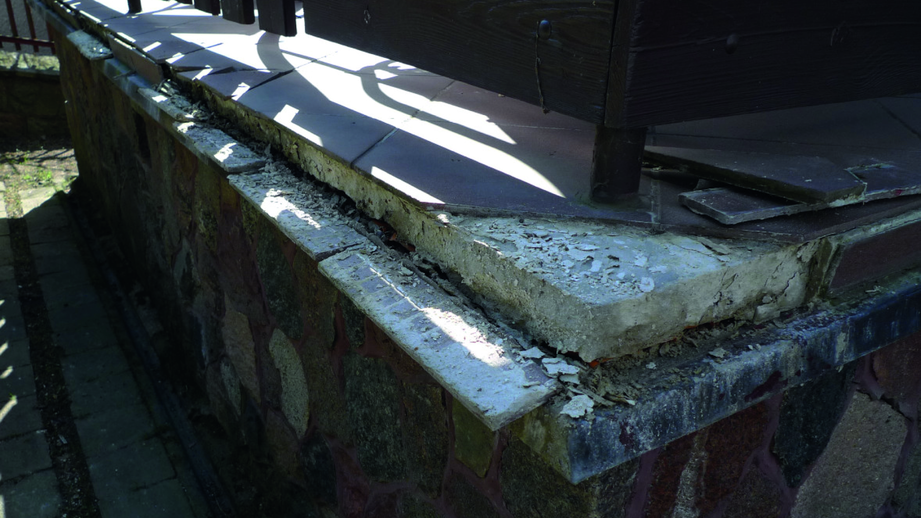 Zdjęcie uszkodzonego balkonu w technologii klejonej