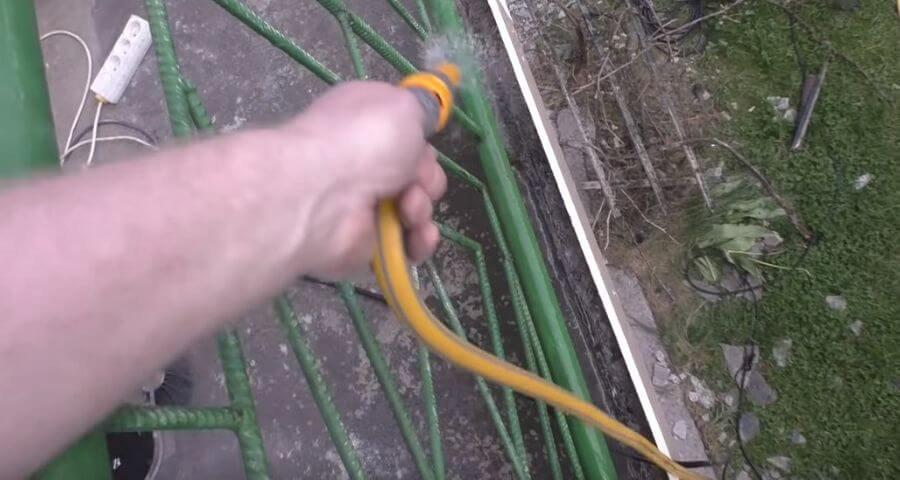 Moczenie powierzchni balkonu