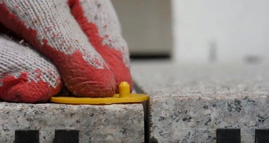 Niwelacja Nierówności Podłoża Balkonu Półokrągłego Za Pomocą Podkładek Tarasowych SMART