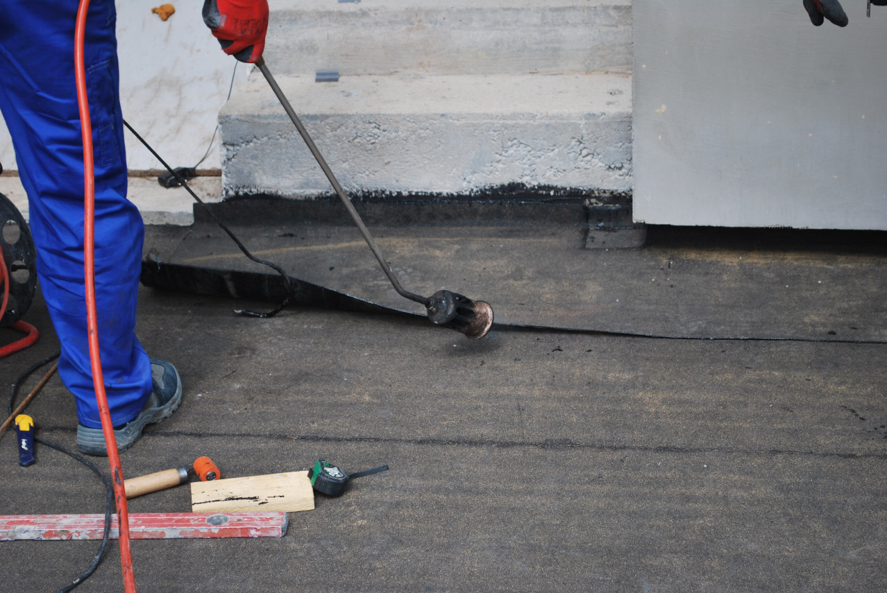 Zdjęcie papy przy drzwiach i zdjęcie wspornika na połączeniu