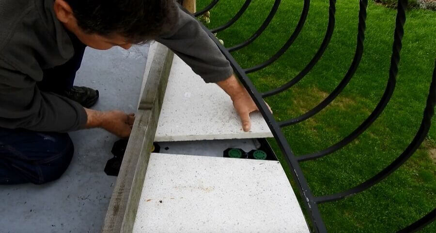 Układanie płytek na tarasie po łuku na podkładkach SMART