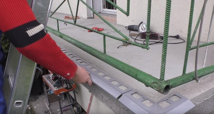 Układanie profili okapowych na sucho