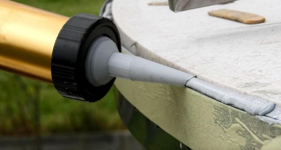 Wypełnienie szczelin tarasu łukowego masą trwale plastyczną