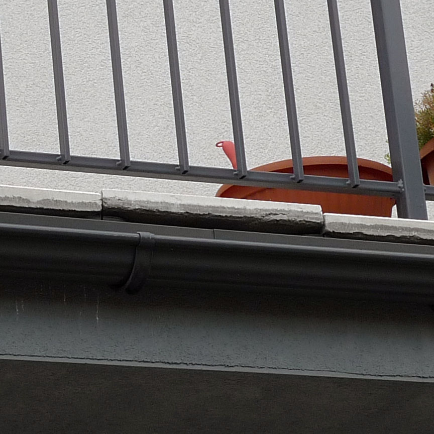 Zdjęcie zanieczyszczonych otworów i zdjęcie wysuwających się płyt