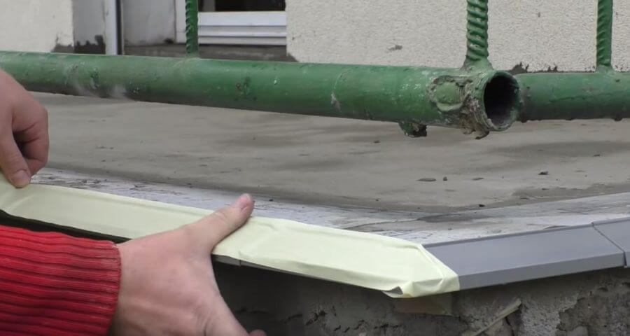 Zabezpieczenie profili okapowych taśmą